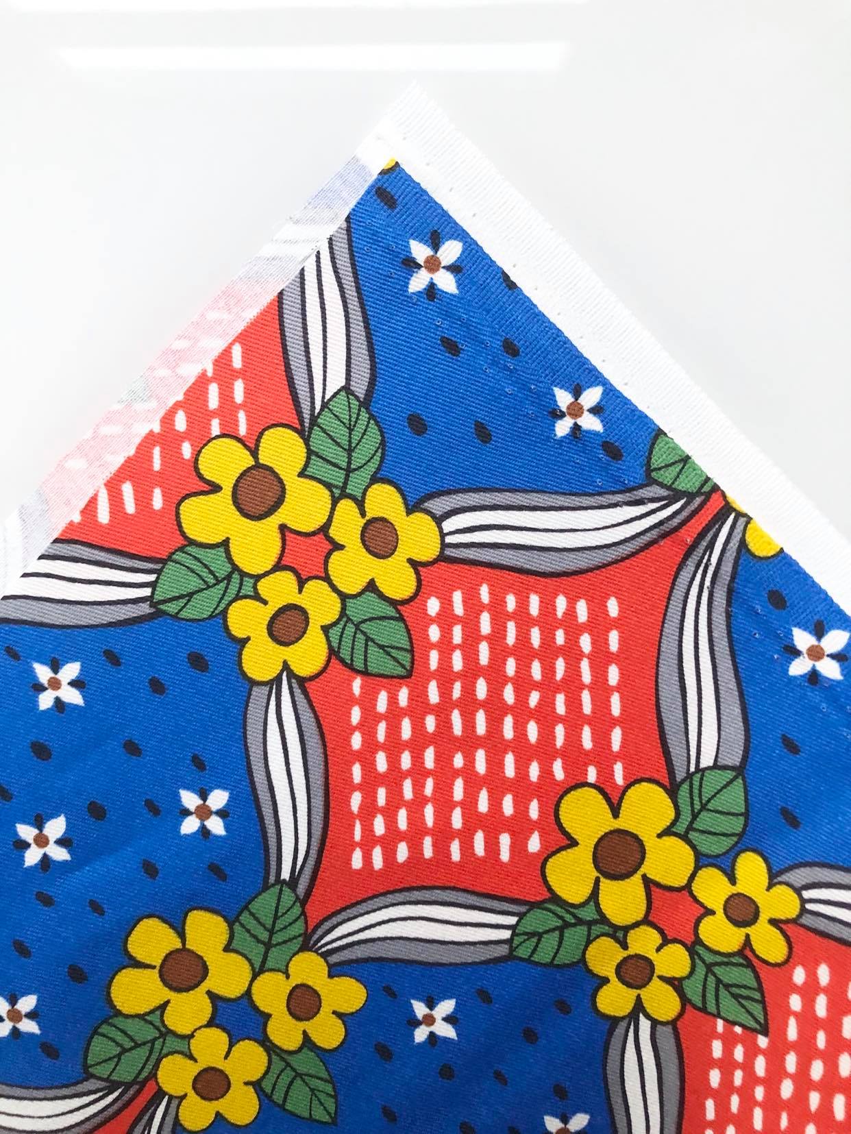 Fat quarter (corte de 50 x 50 cm) de Gabardina Flores vibrantes rojo, azul y amarillo