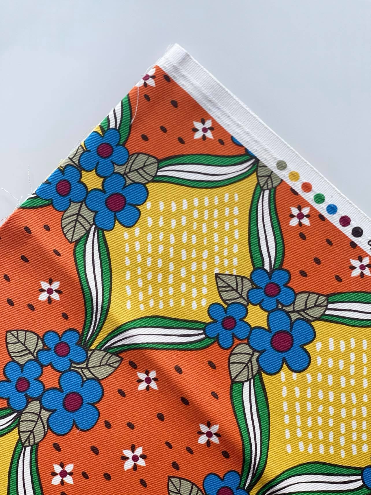 Fat quarter (corte de 50 x 50 cm) de Gabardina Flores vibrantes naranjo, azul y mostaza