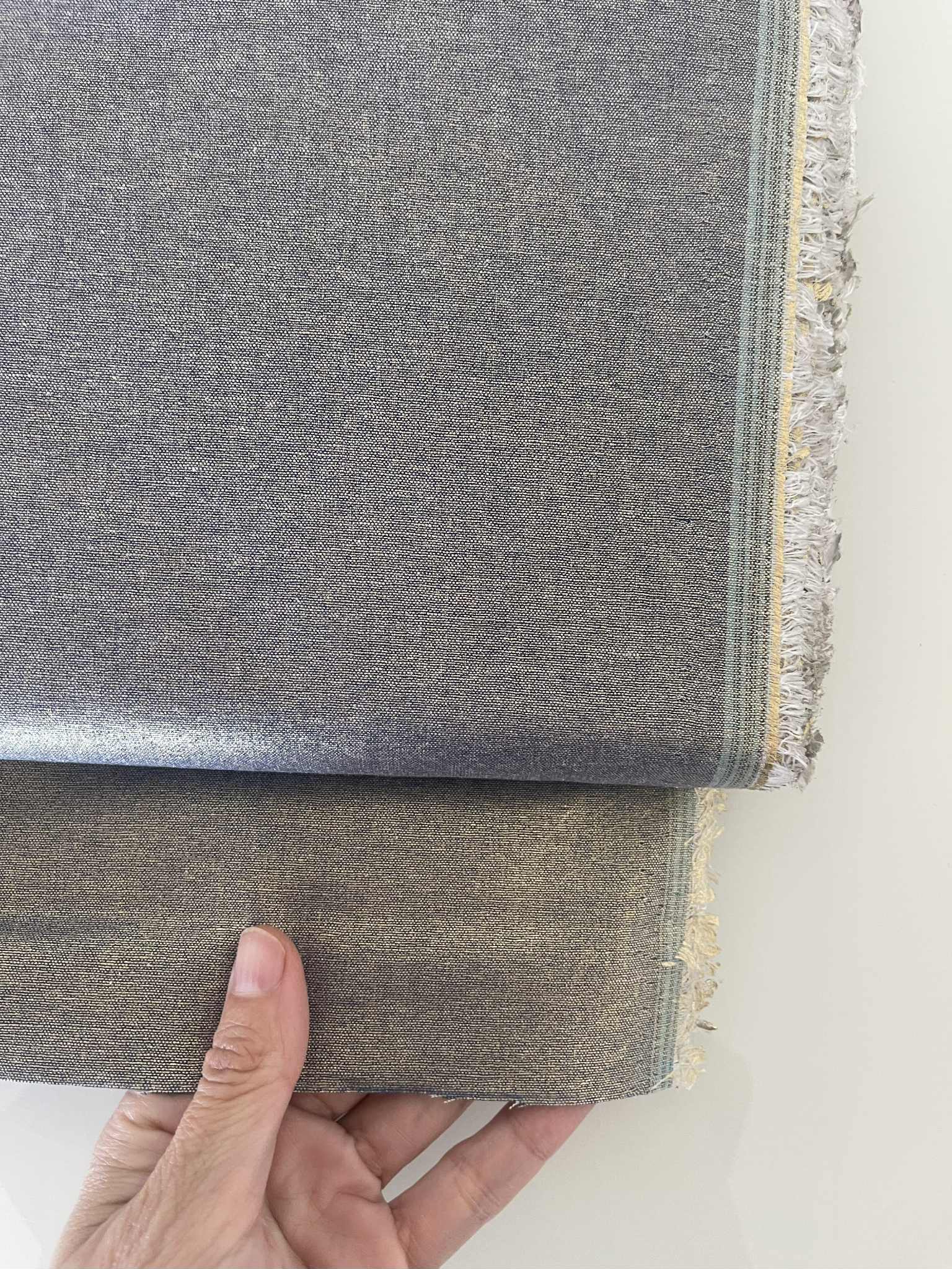 Chambray de algodón Denim con acabado dorado - Imagen 5