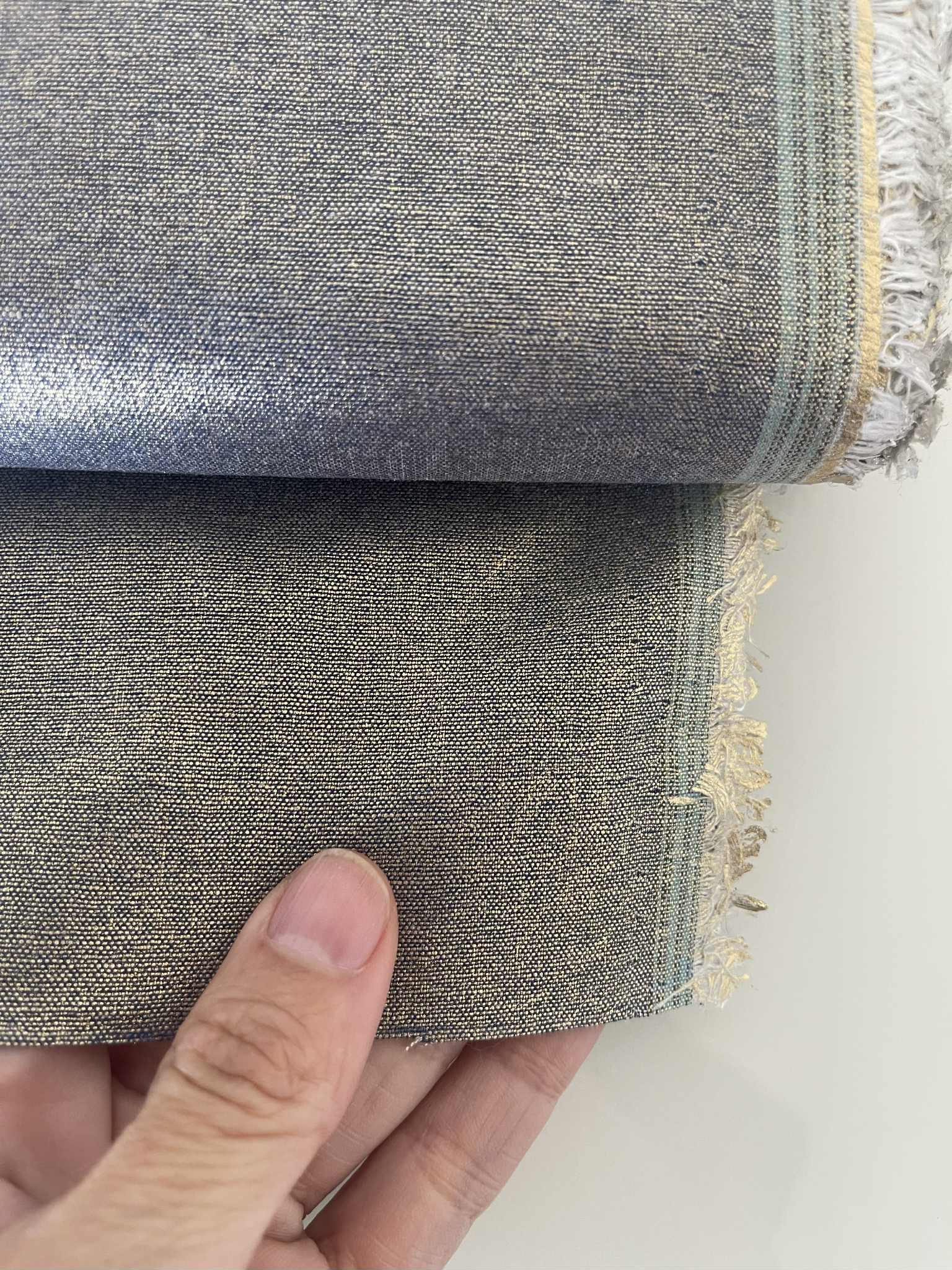 Chambray de algodón Denim con acabado dorado - Imagen 2