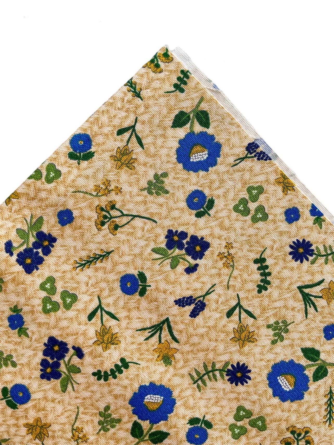 Fat quarter (corte de 50 x 50 cm) de Oxford de flores azules y fondo de mimbre