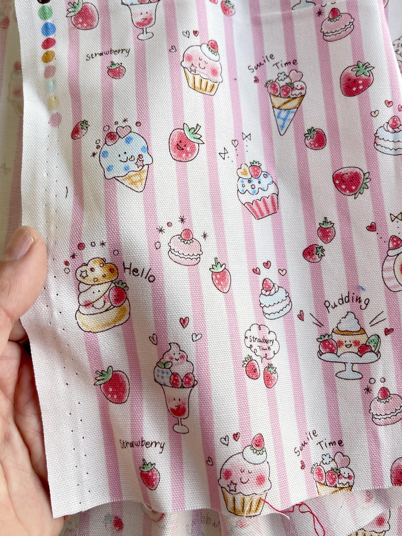 1.62 m de Loneta oxford de pasteles con caritas kawaii (último corte)