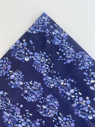 Fat quarter (corte de 50 x 50 cm) de Algodón con peces detalles en plateado