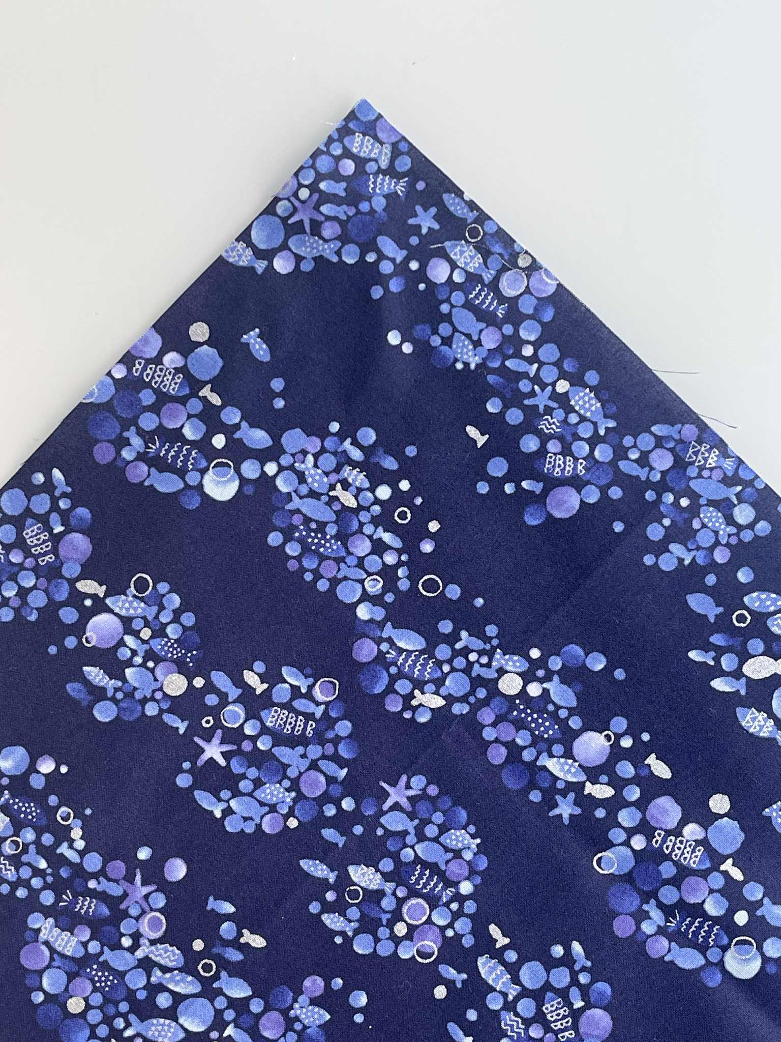 Fat quarter (corte de 50 x 50 cm) de Algodón con peces detalles en plateado