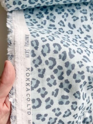 Muselina o gasa doble japonesa de animal print celeste
