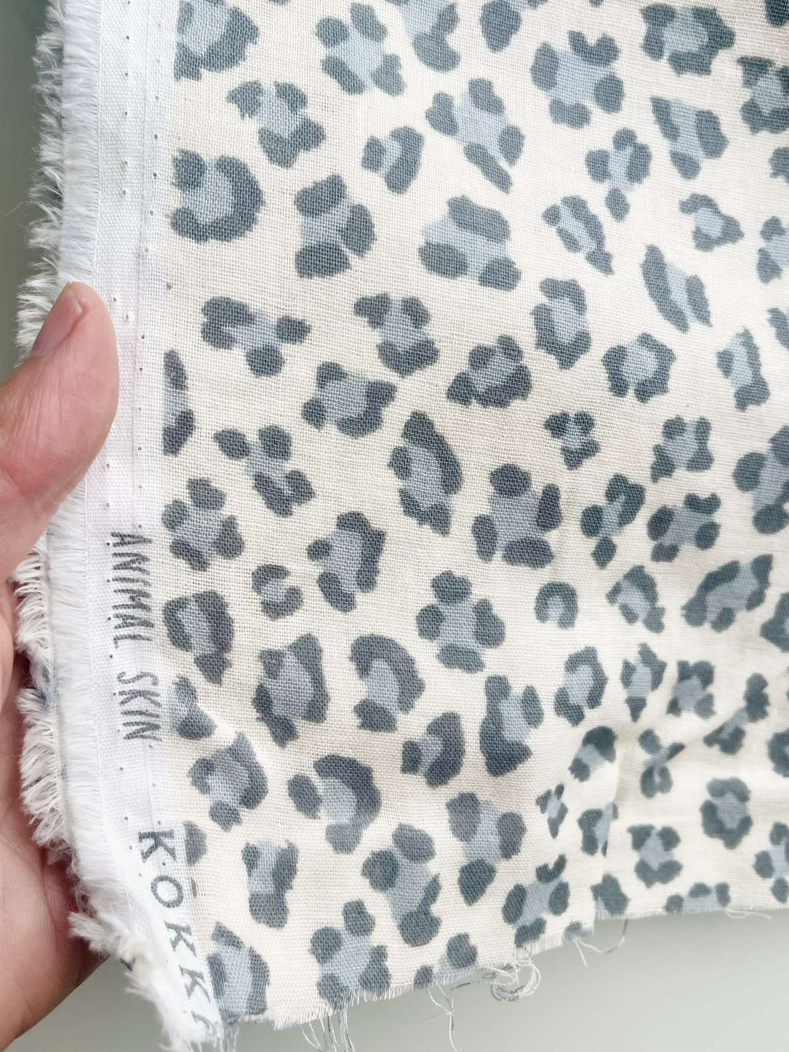 Muselina o gasa doble japonesa de animal print fondo crudo