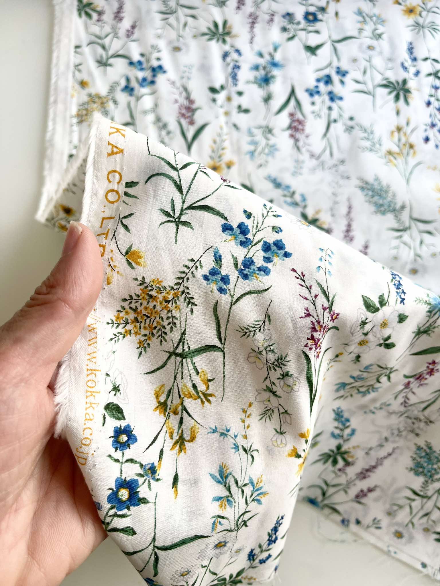Popelina Lawn 100% algodón fondo blanco y flores tonos azules de Kokka