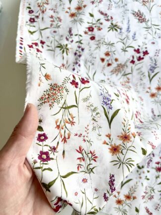 Popelina Lawn 100% algodón fondo blanco y flores tonos rojos de Kokka